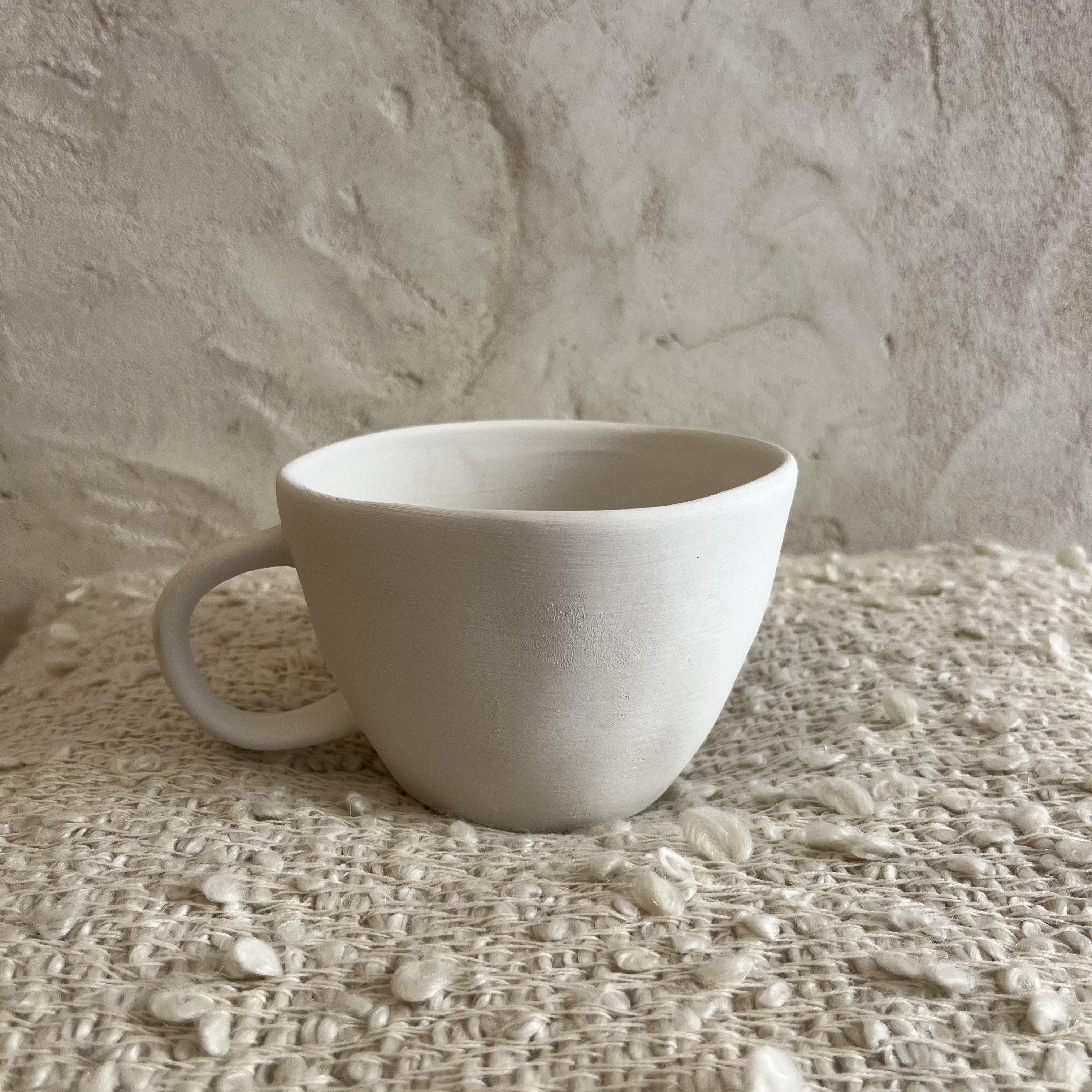 Tasse façon artisanale avec anse